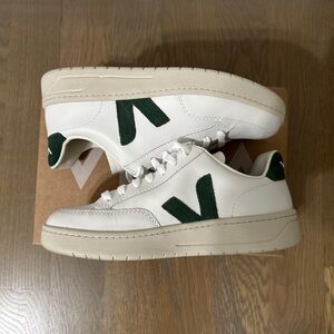 Veja V12 Geen; size 38 women's